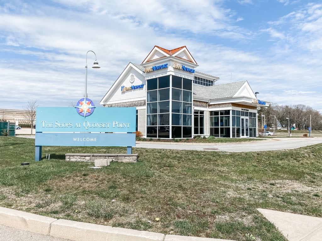 shops at quonset point exterior sign